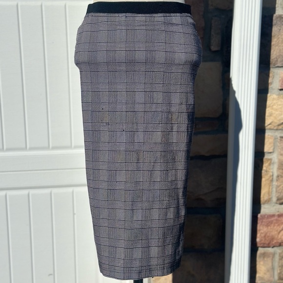 PULL ON ELASTIC WAIST MIDI PENCIL SKIRT MEDIUM BLACK AND WHITE PLAID PRINT - Picture 1 of 2